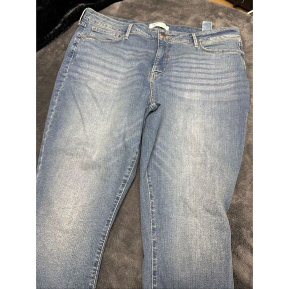 Levi's ultra stretch, totally shaping blue jeans with a 35” waist and 32" inseam - Picture 5 of 5